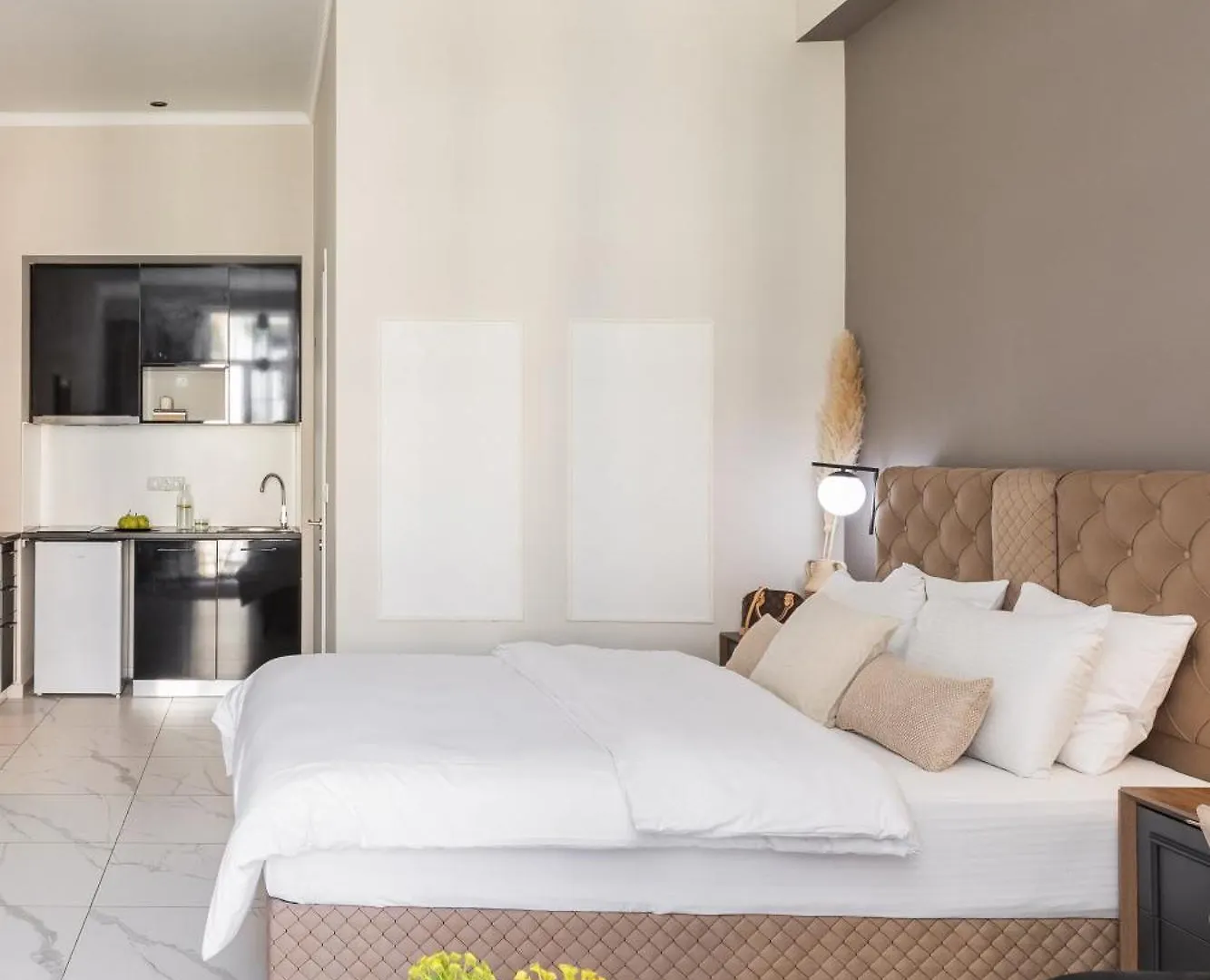 Black Onyx Comfort Suites - Timeless Design In A Heritage Building Soluň